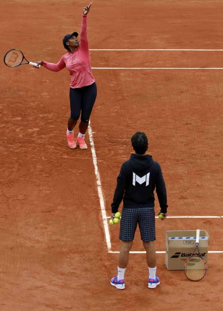 Ultimi allenamenti prima del debutto al Roland Garros: ecco la n1 Serena Williams, reduce dal ritiro a Roma, con il coach Patrick Mouratoglou 